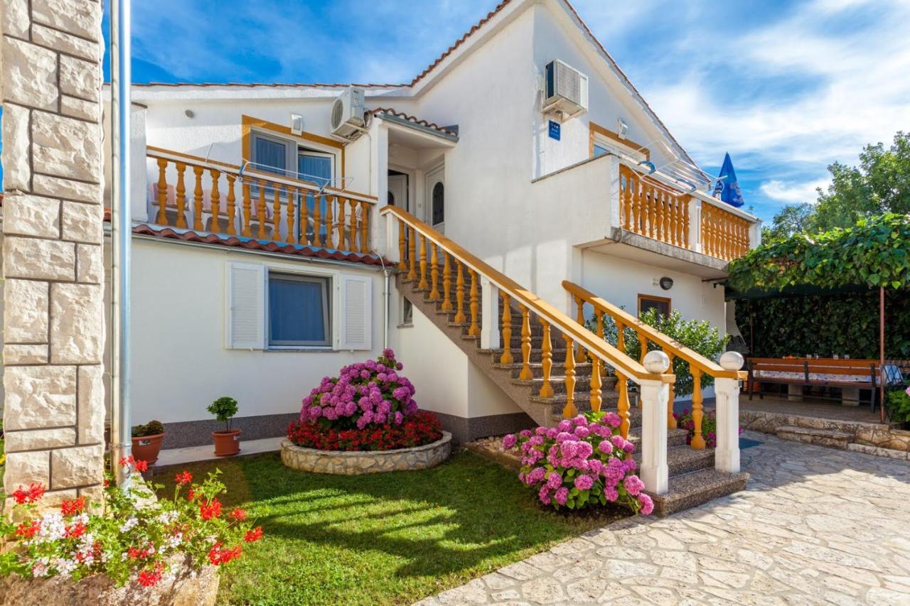 Apartman Luni Sa Bazenom - Malinska, Sveti Anton Sveti Anton  Exterior foto